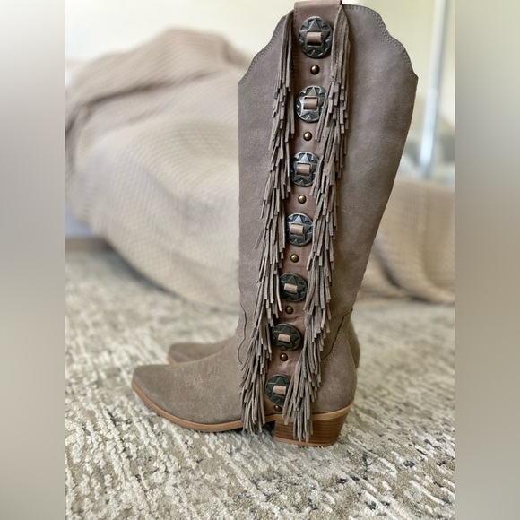 Naughty Monkey Tall Fringe Boots Size 8 Suede Taupe Rodeo Doll - Picture 2 of 10
